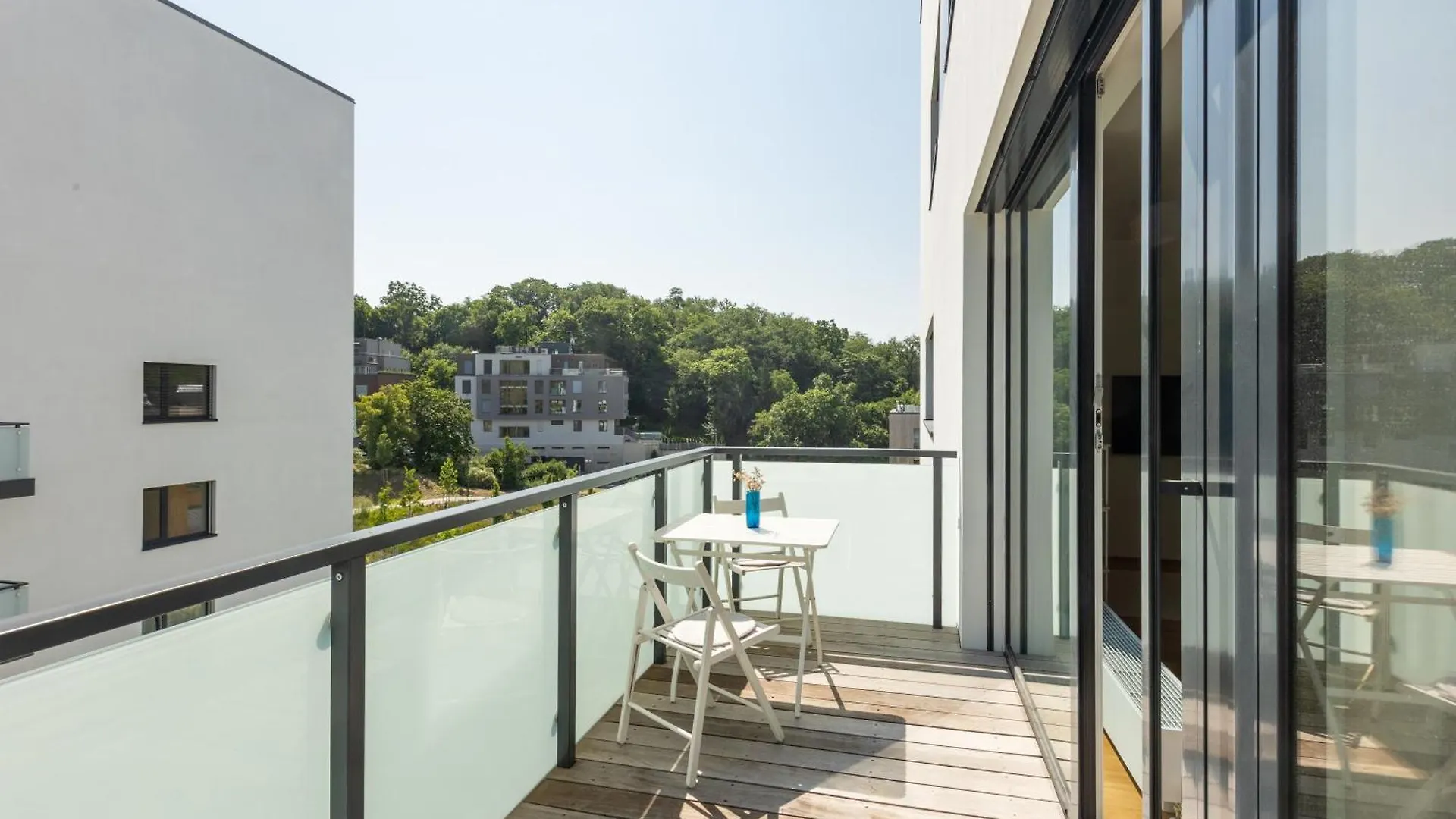 Contemporary Apartment With Garage Parking Πράγα